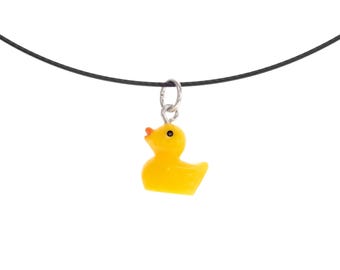 Collar con dije de patito de goma amarillo para mujer. Joyas para mujer con colgante de patito de goma. Collar de viaje único y de la suerte. Resistente al agua, con temática playera.
