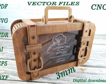 Puede incluir: Una maleta de madera con una ventana transparente, un asa y hebillas metálicas. La ventana tiene una inscripción en ruso que dice "ПУТЕШЕСТВИЕ вещь, ПОКУПАЯ КОТОРУЮ БОГАЧЕ". La maleta tiene un grosor de 3 mm. La imagen incluye el texto "PDF, SVG, CDR, AI, EPS, DXF, ARCHIVOS VECTORIALES, CNC, Descarga digital".