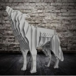 Könnte beinhalten: Eine weiße, dreidimensionale Skulptur eines Wolfes, der zum Mond heult. Die Skulptur besteht aus geschichtetem Papier und hat eine detaillierte, strukturierte Oberfläche.