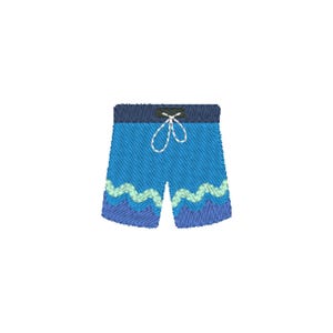 Può includere: Pantaloncini da bagno blu ricamati con fascia in vita blu scuro e coulisse bianca. I pantaloncini presentano un motivo a onde nelle tonalità del blu e del verde lungo il bordo inferiore. Il design è su sfondo bianco.