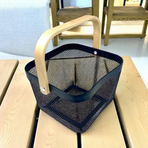 A gift they’ll use all season long! This mesh harvest basket is personalized just for them — perfect for harvesting, rinsing, and displaying beautiful garden produce.