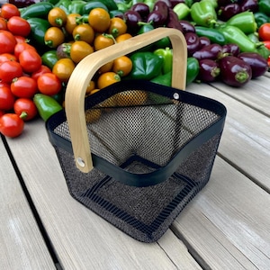 Gardeners love this! The mesh design lets dirt fall away, while the sturdy handle makes carrying easy. Add a name or message for the perfect personalized gift they’ll treasure.