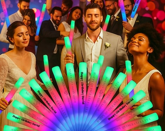 Puede incluir: Una fiesta con personas sosteniendo palos de luz LED de colores. Los palos muestran textos como "Happy Quinceañera Eva", "Nicholas Catherine" y "Happy Birthday David". Las luces tienen gradientes verdes y rosas. Se ve una bola de discoteca.