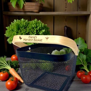 The ideal gift for gardeners! Personalize this mesh harvest basket with your name or message to make every garden trip feel special. Perfect for birthdays, Mother’s Day, or housewarming gifts.