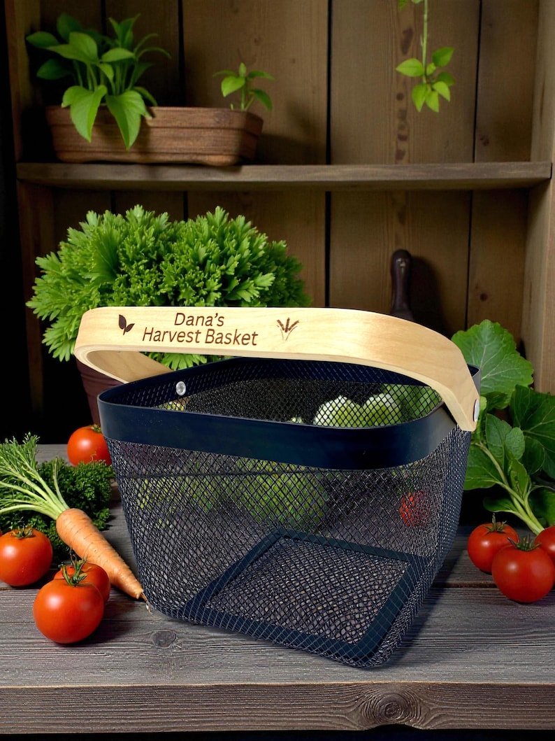 The ideal gift for gardeners! Personalize this mesh harvest basket with your name or message to make every garden trip feel special. Perfect for birthdays, Mother’s Day, or housewarming gifts.