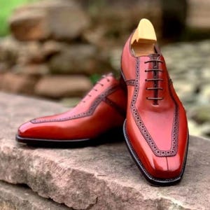 New Design Custom Made Men&#39;s Genuine Red Color Leather Oxford Wingtip Lace Up Formal Shoes Goodyear Welted Handstitched Wedding Mens Shoes