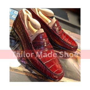 Maßgefertigte rahmengenähte, handgefertigte, handgenähte Artisan-Rot-Alligator-Textur-Leder-Müßiggänger Slipon Mokassin Abendkleid für Männer Modeschuhe