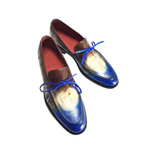 Hombres vestidos con mocasines store
