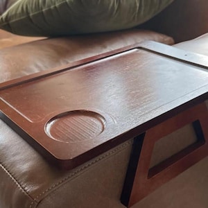 Mesa moderna de madera con reposabrazos y revistero: bandeja para brazos de sofá personalizada
