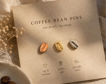Könnte beinhalten: Drei kleine Kaffeebohnen-Anstecknadeln in Kupfer-, Gold- und Silbertönen auf einer beigen Karte. Die Karte enthält den Text COFFEE BEAN PINS, tiny details, big energy, cute & minimal, perfect gift und for coffee lovers.