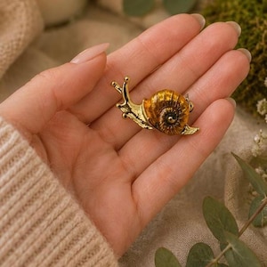 Broszka ze ślimakiem – Woodland Nature – Złota spiralna muszla ślimaka – Cottagecore Prezent dla niej – Fantazyjna biżuteria