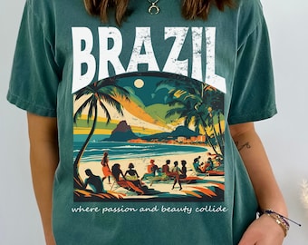Puede incluir: Una camiseta verde azulada con un gráfico de estilo vintage de una escena de playa en Brasil. El gráfico presenta palmeras, una playa y el texto "Brasil" en blanco con un aspecto desgastado. El texto "where passion and beauty collide" está impreso debajo del gráfico.