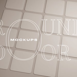 Puede incluir: Un conjunto de 10 posavasos redondos blancos con esquinas redondeadas. Los posavasos están dispuestos en una cuadrícula y tienen la palabra "ROUND" y "MOCKUPS" escritas en ellos con un contorno blanco.