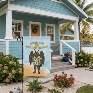 Flaga ogrodowa Mothman Beach – zabawna, tajemnicza flaga na podwórko, idealna na letnie patio lub do wystroju nadmorskiego