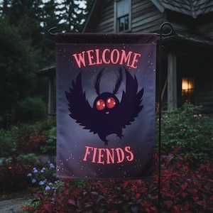 Bandera de jardín del Hombre Polilla / Decoración de Halloween con criaturas críptidas / Bandera gótica de otoño para el porche