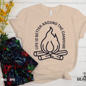 A vida é melhor perto da fogueira SVG / Sublimação / PNG | Tripulação da fogueira | Vibrações de acampamento | verão | Acampamento familiar | camisa de acampamento bonito |