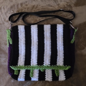 Handgemachte Beetlejuice-inspirierte gehäkelte Umhängetasche – Schwarz-weiß gestreifte Handtasche mit tropfendem Schleim-Detail