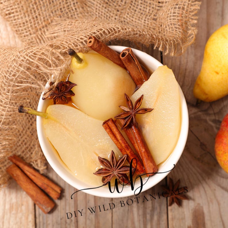 K&ouml;nnte beinhalten: Eine wei&szlig;e Sch&uuml;ssel gef&uuml;llt mit pochierten Birnen, Zimtstangen und Sternanis. Die Birnen sind durchscheinend und haben eine hellgelbe Farbe. Die Sch&uuml;ssel steht auf einer Holzoberfl&auml;che mit einem Jutesack im Hintergrund.