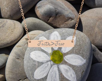 Halsband med tro över rädsla | Bibelvershänge, graverade kristna inspirerande smycken