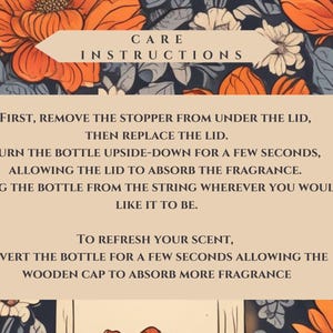 Pode incluir: Instru&ccedil;&otilde;es de cuidado para uma garrafa decorativa com um design floral. As instru&ccedil;&otilde;es explicam como remover a rolha, virar a garrafa de cabe&ccedil;a para baixo para absorver a fragr&acirc;ncia e refrescar o aroma.