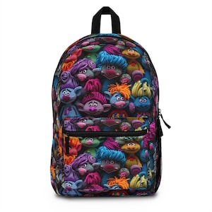 Può includere: Uno zaino nero con un motivo colorato di bambole Troll con capelli blu, rosa, arancioni e viola. Lo zaino ha un manico nero, una tasca frontale e una tasca laterale in rete.