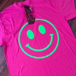 Neon Smiley Face T-Shirt – Hot Pink Tee with Bright Green Graphic | Retro Y2K Style | Feel-Good Gift |