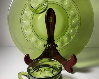Taza y plato para refrigerios con huella dactilar de la corona del rey verde aguacate de vidrio de Indiana vintage