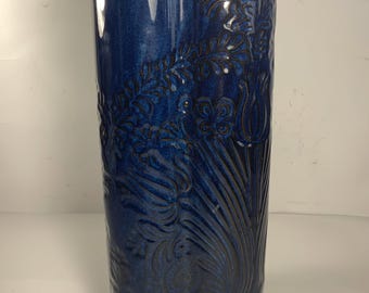 Vaso in ceramica Gemma Navy di Anthropologie, 11 pollici.