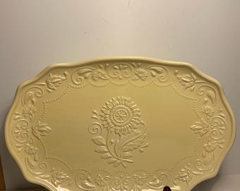 Piatto da portata Vera Bradley My Home in ceramica gialla con motivo a girasoli e bordo smerlato, 40,6 cm.