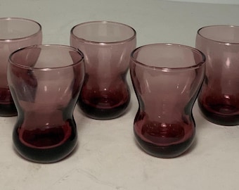 Set mit 5 Vintage Amethyst Lila Glas Schnaps / Cordial Gläser 7,5 cm.