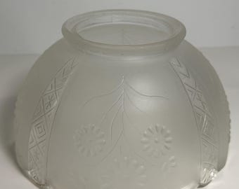 Pantalla de lámpara vintage de vidrio esmerilado con diseño floral y borde festoneado, con soporte de 3,75 pulgadas.