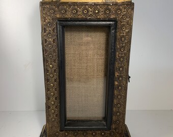 Gabinete para llaves de madera negro y dorado con borde floral de 14,5 pulgadas