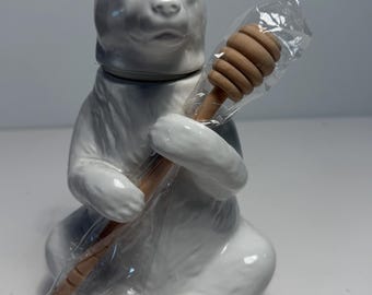 Tarro de miel de cerámica blanca con forma de oso y cucharón de madera de 7 pulgadas.