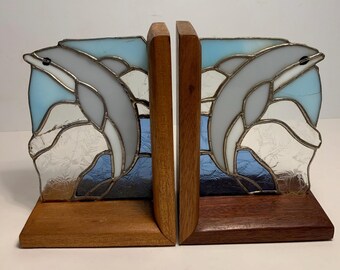Set van 2 vintage handgemaakte boekensteunen van gebrandschilderd glas en hout dolfijn, 7,5 inch