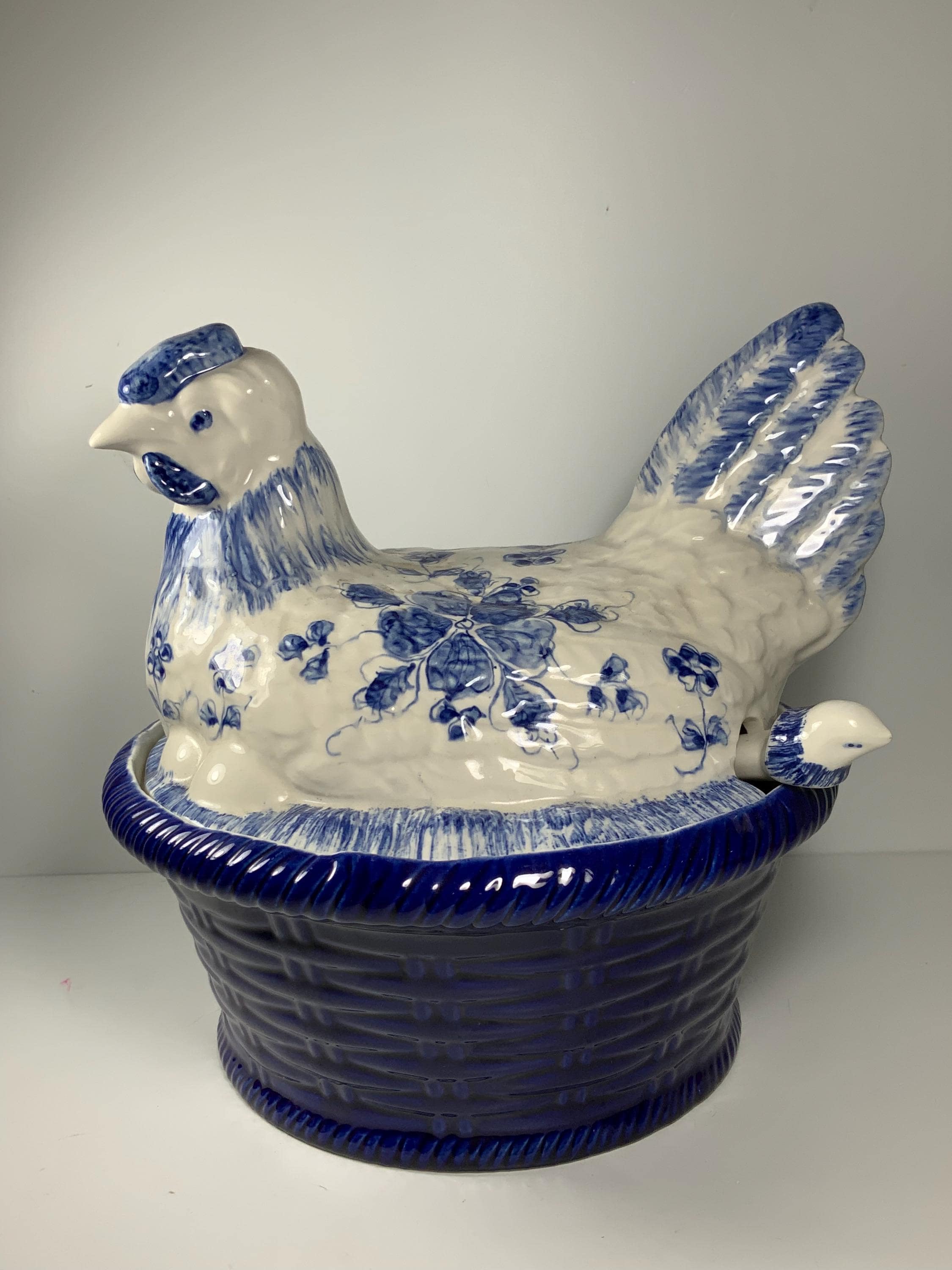 陶器の卵型オブジェ 鶏と花 マタ・オルティス陶器 by Angel Guerrero Trillo アニマル 卵型