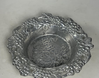 Posavasos para botella de vino vintage Arthur Court 1995 de aluminio con forma de racimo de uvas, 6,5 pulgadas.