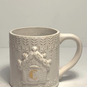 Tasse « C » monogramme Snowcap d'Anthropologie 4 po. image 1