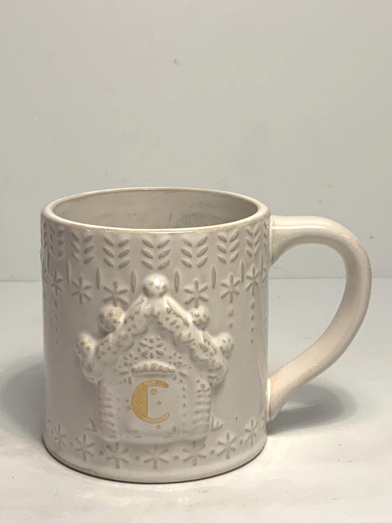 Tasse « C » monogramme Snowcap d'Anthropologie 4 po. image 1