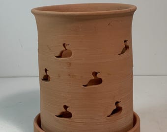 Vintage ongeglazuurde terracotta kandelaars met uitsnijdingen gemaakt in Italië, 5,5 in.