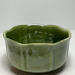 Vintage USA Keramik Grüner, gewellter Blumentopf 6,5 Zoll.