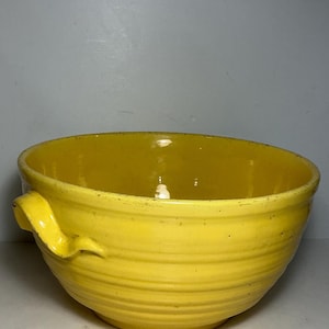 Vintage Bauer Pottery Ringware mengkom uit de jaren 1930-1940 met golvend handvat, model #9, 26,7 cm.