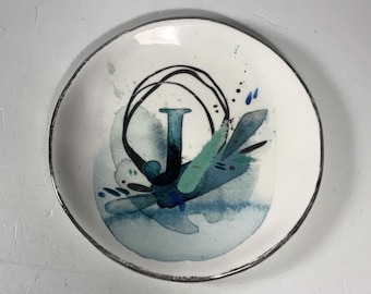 Anthropologie Emily Jeffords "J" Keramisk prydnadsskål 12,5 cm.