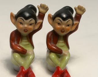 Salero y pimentero de porcelana vintage de los años 60 con forma de duendes gemelos (pieza rara).