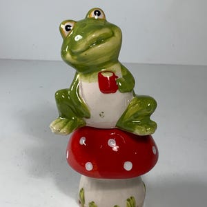 Cracker Barrel Magnetic Frog Sitting on Toadstool Salt & Pepper Shakers