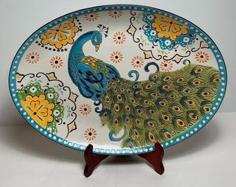 Piatto in ceramica con decorazione a pavone in rilievo di Artistic Accents, 34 cm.