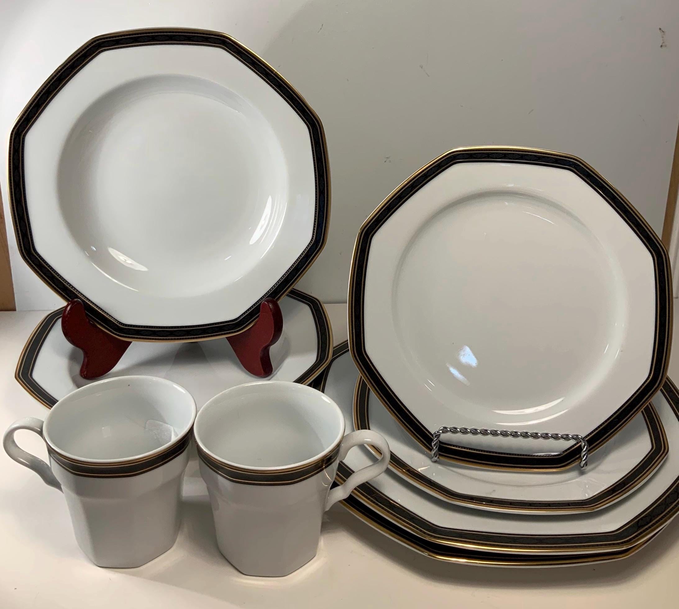 Black and white dinnerware