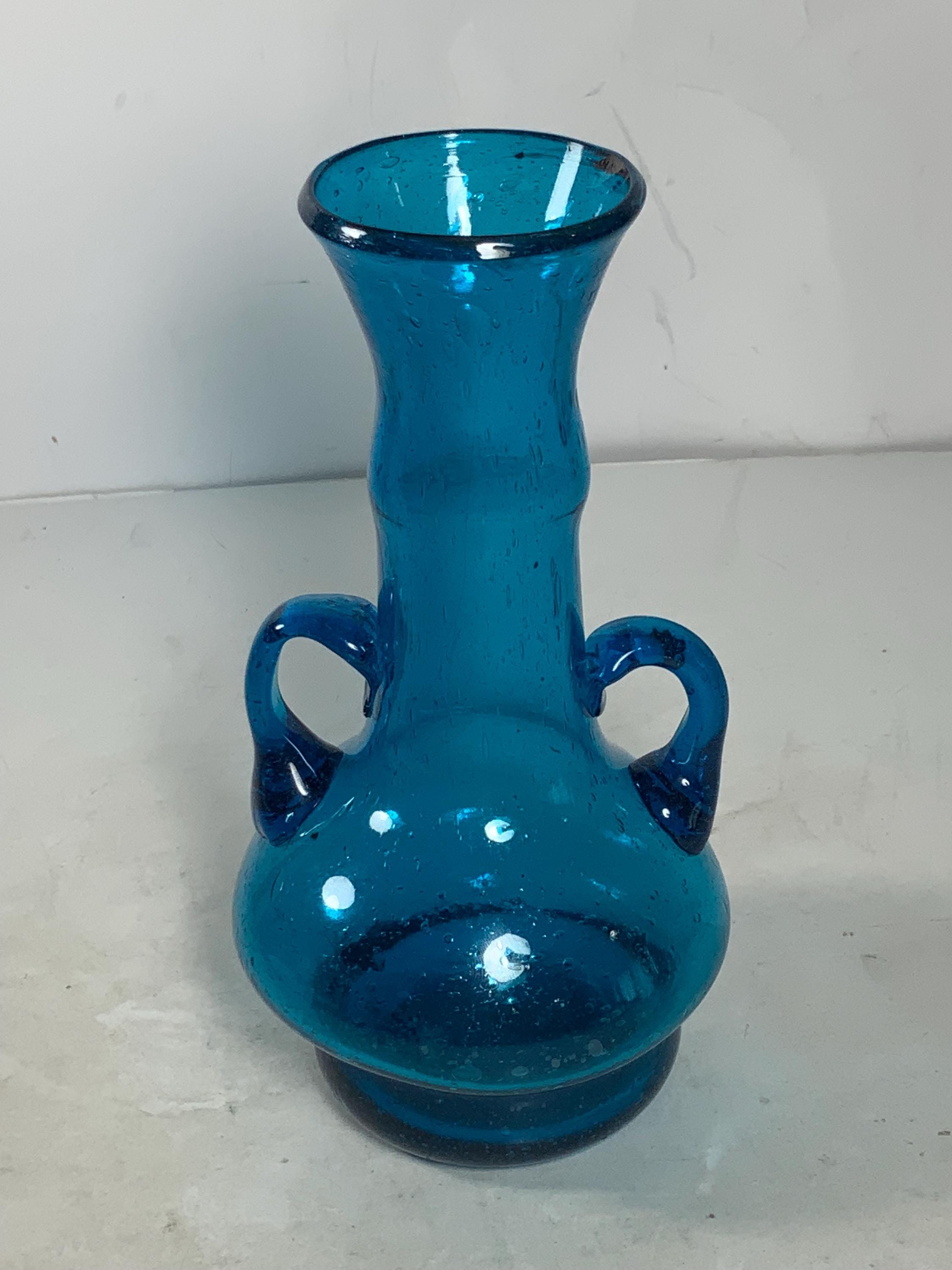 ヴィンテージの手吹きブルーガス小型花瓶、取っ手付き、エジプト