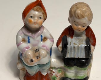 Antichi saliera e pepiera giapponesi in porcellana dipinta a mano, raffiguranti un ragazzo e una ragazza (danneggiati), 7,6 cm.