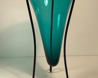 Jarrón de cristal azul pavo real vintage sobre soporte de metal de 9,75 pulgadas.