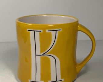 Taza amarilla pintada a mano con la letra "K" del monograma de Anthropologie, 3,75 pulgadas.